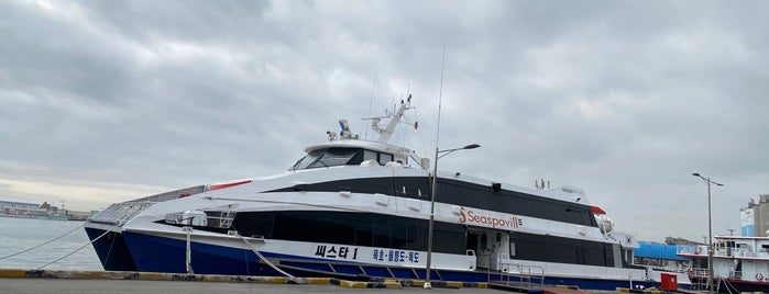 묵호항여객선터미널 / Mukho Ferry Terminal is one of 부유했던.