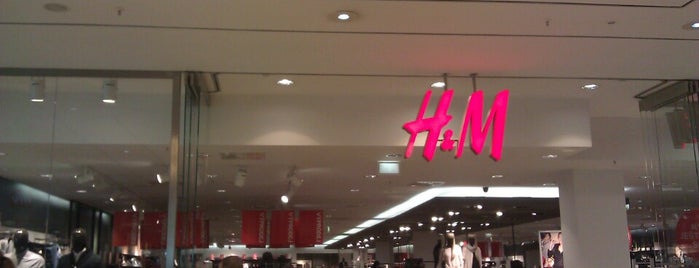 H&M is one of สถานที่ที่ Niki ถูกใจ.