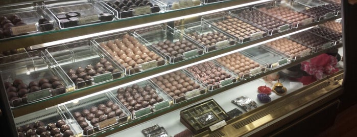 Chocolate Gems is one of Tempat yang Disukai Phoenix.