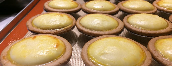 Hokkaido Baked Cheese Tart • 三叔公 is one of สถานที่ที่ MaríaMaría ถูกใจ.