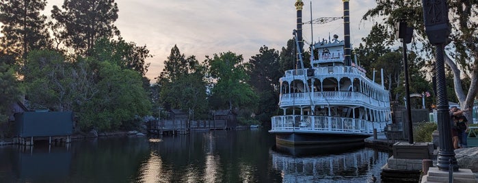 Mark Twain Riverboat is one of Les’s Liked Places.