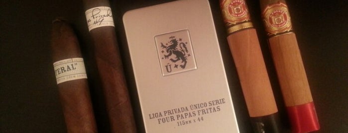 En Fuego Tobacco Shop is one of Lugares favoritos de Matt.