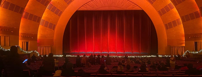 Radio City Rockettes is one of New York.