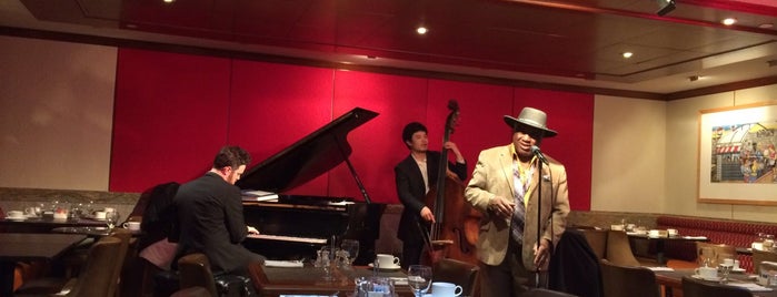 The Jazz Room at The Kitano is one of สถานที่ที่ Peter ถูกใจ.