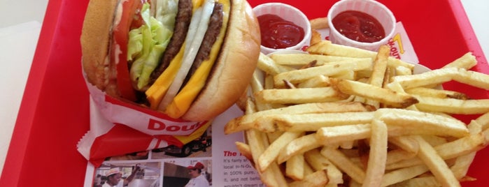 In-N-Out Burger is one of สถานที่ที่ Shay ถูกใจ.
