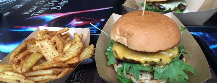 Bullys Burger is one of Lugares favoritos de Sebastian.