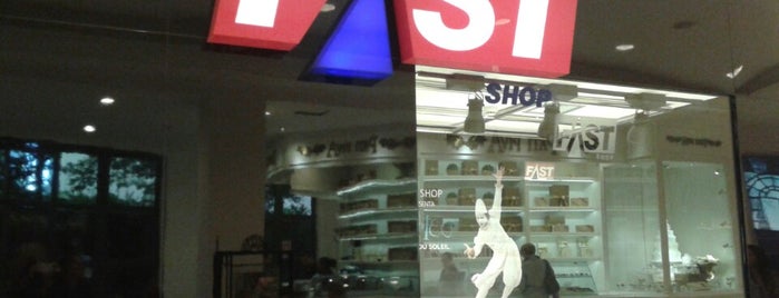 Fast Shop is one of Locais curtidos por Erica.