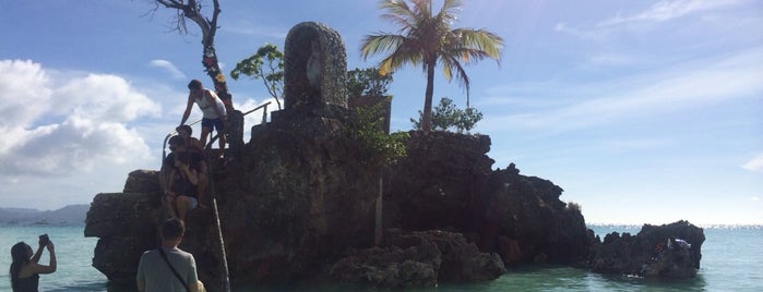 Boracay Grotto (Willy's Rock) is one of Orte, die Harika gefallen.