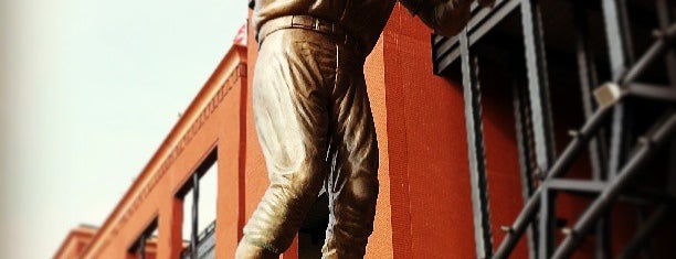 Stan Musial Statue at Busch Stadium is one of Lugares favoritos de Benjamin.
