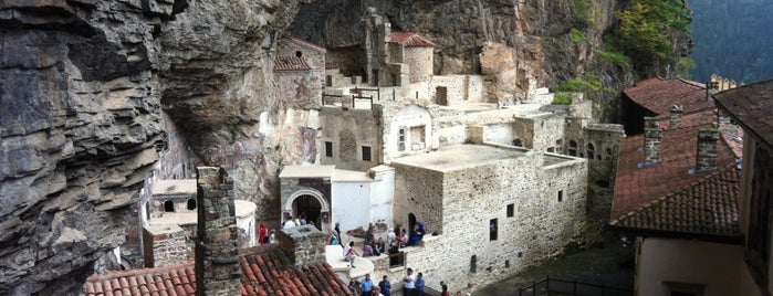 Monasterio de Sumela is one of Turkey Travel Guide.