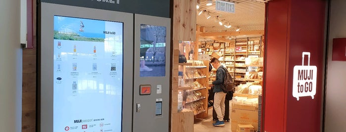Muji to Go is one of Lisaさんのお気に入りスポット.