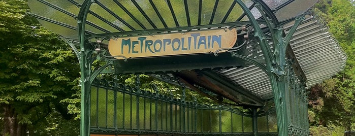 Métro Porte Dauphine [2] is one of Anecdotes du métro parisien.