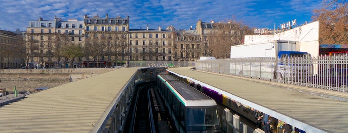 Métro Bastille [1,5,8] is one of Anecdotes du métro parisien.