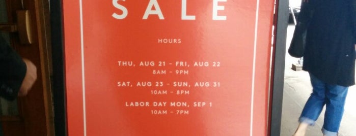 Barneys Warehouse Sale is one of New York 🇺🇸.