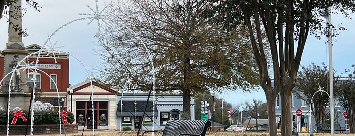 Monticello Town Square is one of Lugares favoritos de Ebonee.