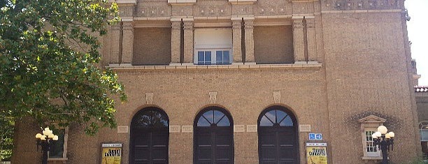 Shryock Auditorium is one of Lugares favoritos de T.