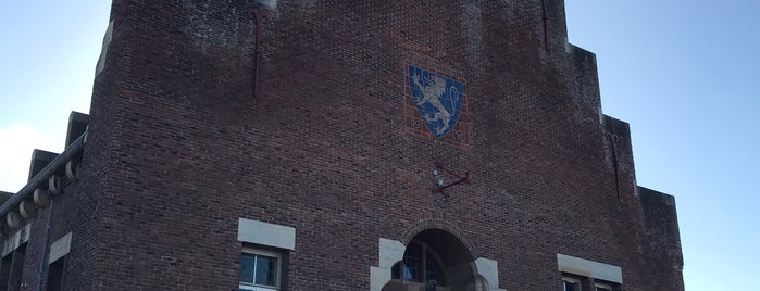 Gemeentehuis Noordwijkerhout is one of Gemeentehuizen.