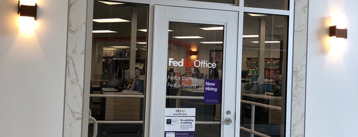 FedEx Office Print & Ship Center is one of Lieux qui ont plu à Jared.