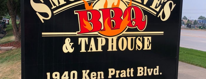 Smokin' Dave's BBQ & Brew - Longmont is one of สถานที่ที่ Tom ถูกใจ.