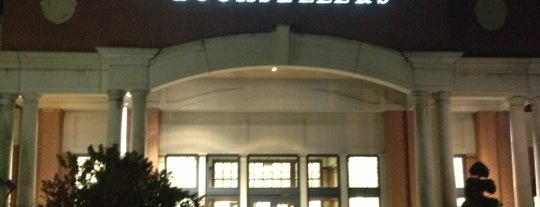 Barnes & Noble is one of Tempat yang Disukai Sorora.