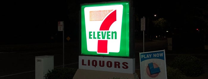 7-Eleven is one of Locais curtidos por Christopher.
