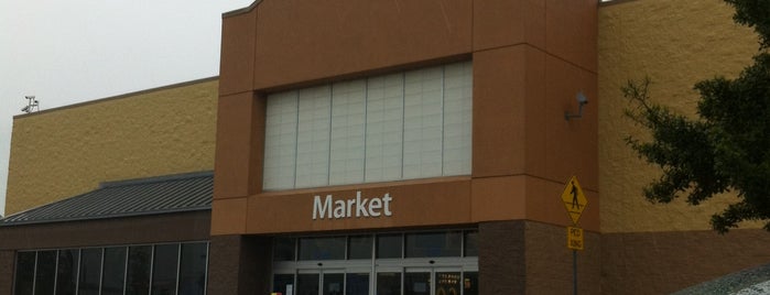 Walmart Supercenter is one of Locais curtidos por Latonia.