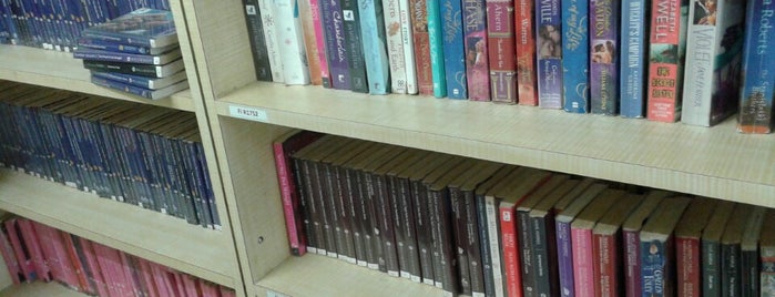 Just Books clc is one of Vasundharaさんのお気に入りスポット.