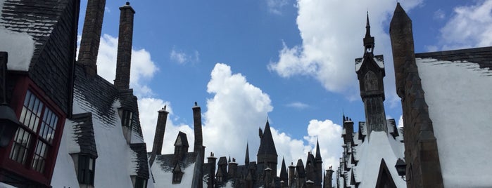 The Wizarding World of Harry Potter - Hogsmeade is one of Lugares favoritos de Noah.