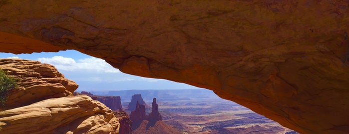 Mesa Arch Trail is one of สถานที่ที่ Noah ถูกใจ.