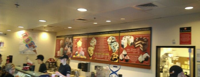 Cold Stone Creamery is one of Lugares favoritos de Shawn.