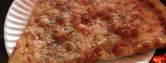 Annie's Pizza is one of Lieux qui ont plu à Vallyri.