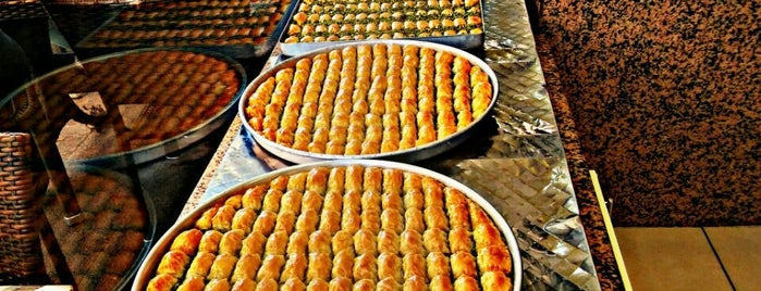 Gaziantep Öz Develiler Seç Baklavaları is one of Lugares favoritos de Tc Abdulkadir.