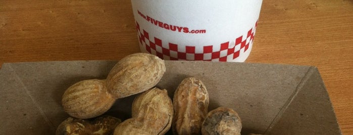 Five Guys is one of Dougさんのお気に入りスポット.