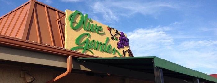 Olive Garden is one of The 11 Best Places for Raspberry Sauce in Oklahoma City.