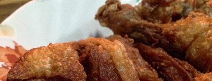 Midnight Fried Chicken is one of Chiang mi.