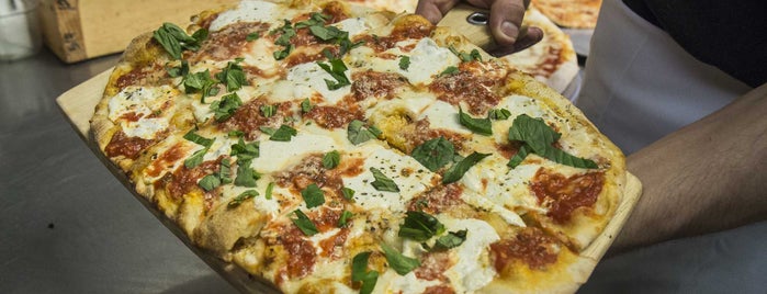Abeetza Pizza is one of Orte, die C F gefallen.