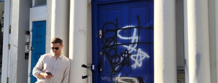 Blue Door from the Movie Notting Hill is one of Caroline'nin Beğendiği Mekanlar.