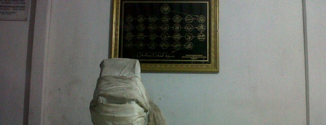 Makam Sayyid Kendar Basaiban is one of Makam Keramat Surabaya.