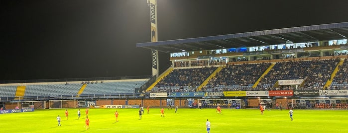 Estádio Aderbal Ramos da Silva (Ressacada) is one of Aqui na terra tão jogando futebol.