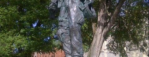 Irish Guards Statue is one of Heloisa : понравившиеся места.