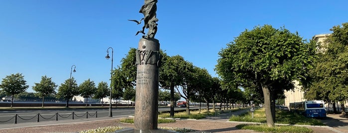 Памятник Морякам и создателями флота России is one of Возврат.