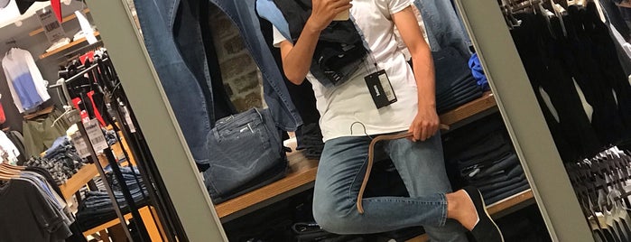 Mavi jeans is one of Ermanさんの保存済みスポット.