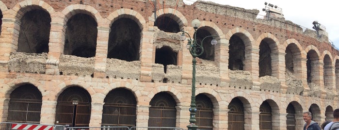Arena di Verona is one of Lugares favoritos de Tahsin.