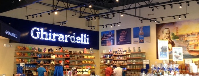 Ghirardelli Chocolate Outlet & Ice Cream Shop is one of Tempat yang Disukai Payal.