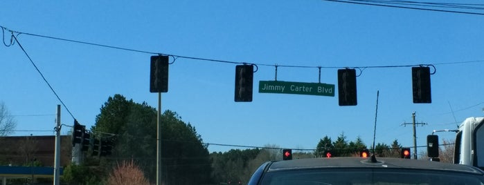 The Red Left Arrow at N Norcross-Tucker & Jimmy Carter is one of Lugares favoritos de Chester.
