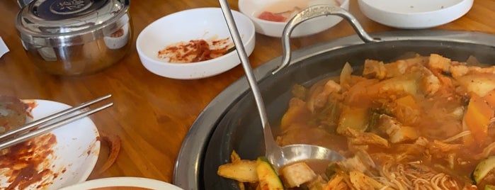 Go Hayang Gip Korean Restaurant is one of สถานที่ที่ Brad ถูกใจ.