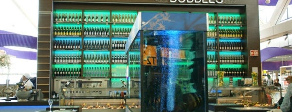 Bubbles Seafood & Wine Bar is one of 9 лучших ресторанов в аэропортах Европы.