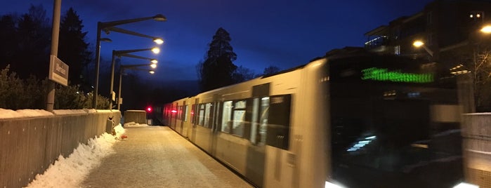 Ullernåsen (T) is one of T-banen i Oslo/Oslo Metro.