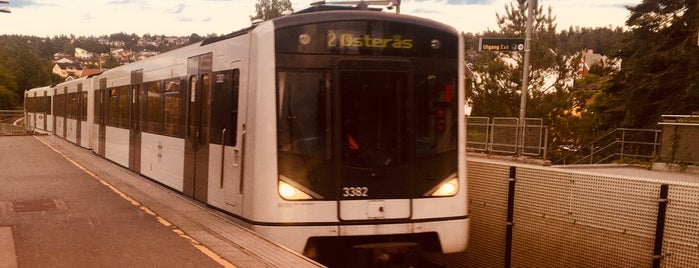 Hellerud (T) is one of T-banen i Oslo/Oslo Metro.