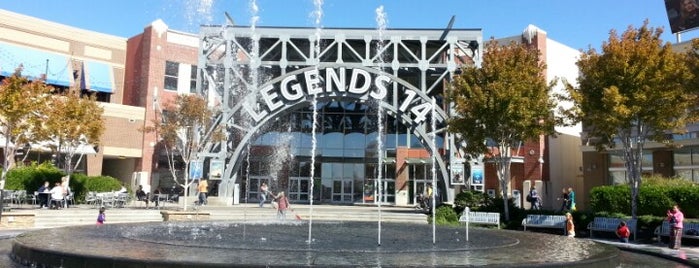 Legends Outlets Kansas City is one of Tempat yang Disukai Soni.